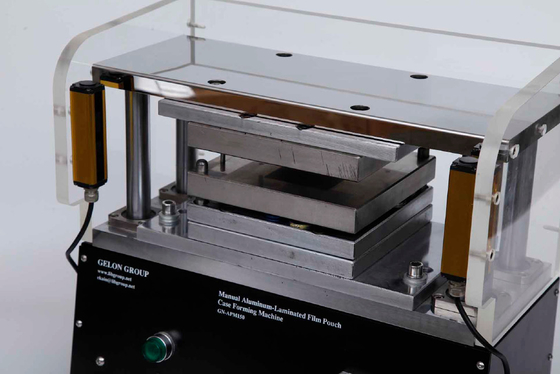 Automatyczna maszyna do formowania wykrawania do baterii telefonu komórkowego Folia aluminiowa laminowana używana do produkcji baterii Lab Rese